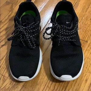 LIKE NEW black & white Nike Roshe